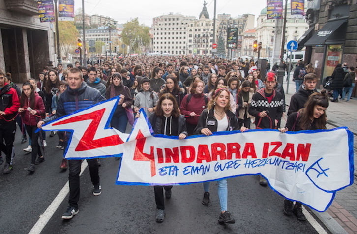 Cientos de jóvenes han participado en la manifestación de Bilbo. (Luis JAUREGIALTZO/FOKU)