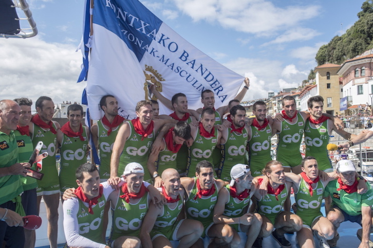La Bandera de la Concha es uno de los diez trapos que bendecirá Hondarribia Arraun Elkartea. (Juan Carlos RUIZ/FOKU)