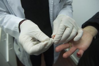 Prueba de VIH en una farmacia de Donostia. (Jon URBE/FOKU)