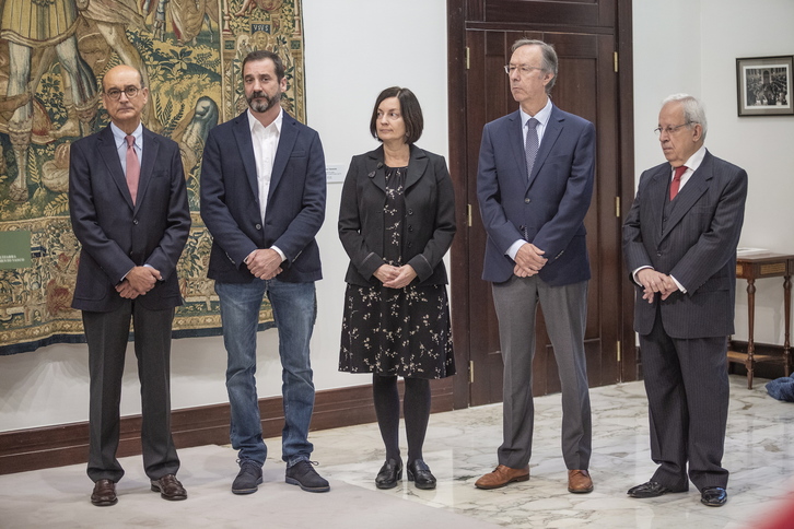 Imagen de los expertos el día que recibieron el mandato del Parlamento. (Endika PORTILLO/FOKU)