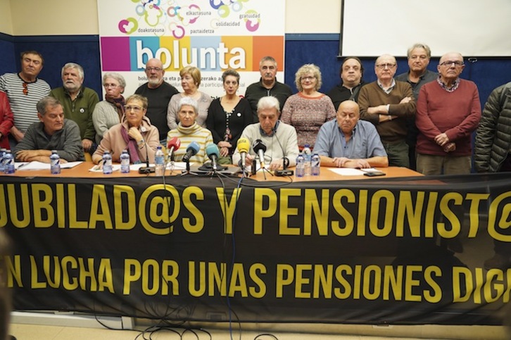 Un grupo de pensionistas ha comparecido este viernes en Bilbo ante la prensa. (Monika DEL VALLE / FOKU)