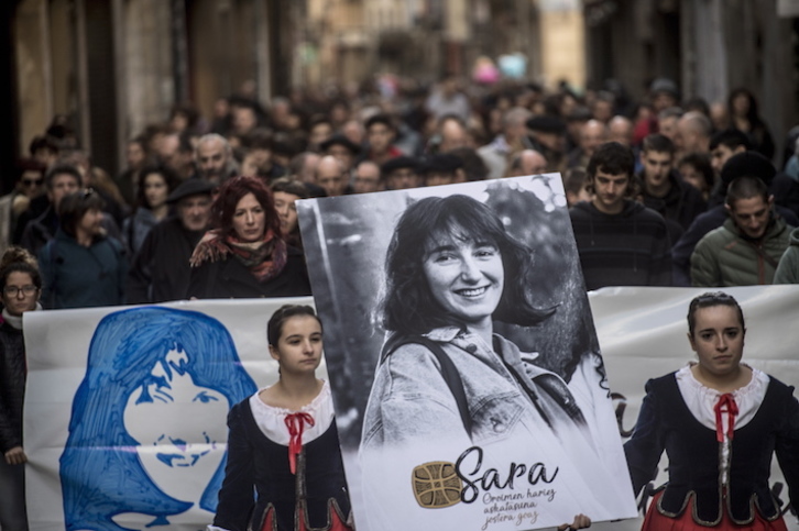 Un retrato de Sara Fernández, sonriente, ha encabezado la manifestación. (Jagoba MANTEROLA/FOKU)