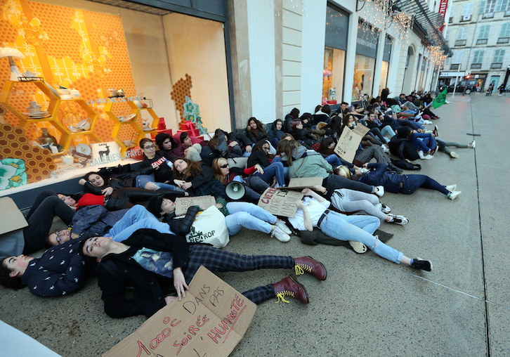Gazteek Baionako Galeries Lafayette merkatalgunean egin duten protesta. (Bob EDME)