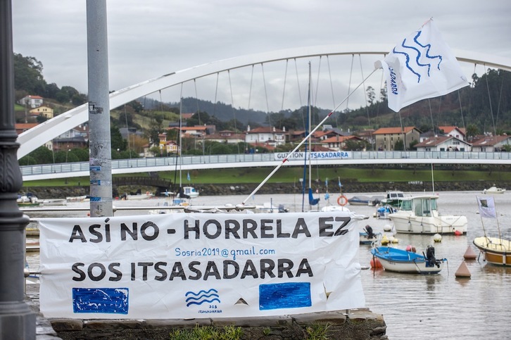Pancarta contra el actual proyecto de reordenación de la ría de Plentzia. (Marisol RAMIREZ | FOKU)