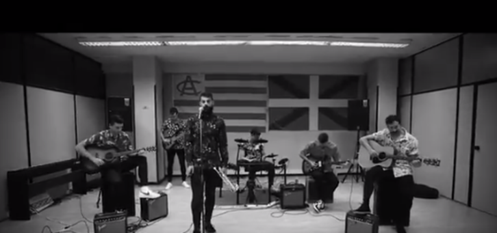 Varios jugadores del Athletic tocando la canción ‘Lau Teilatu’.