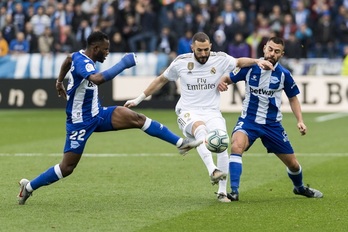 Wakaso y Duarte tratan de frenar a Benzema. (Juanan RUIZ / FOKU)
