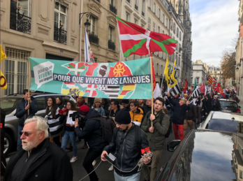 “Stop à la politique linguicide !”