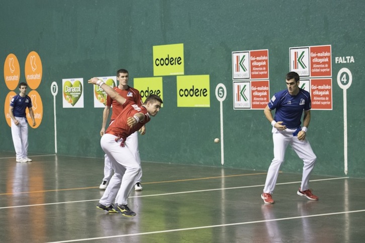 Iker Irribarria, pilota astintzen (FOKU)