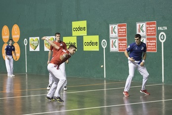 Iker Irribarria, pilota astintzen (FOKU)