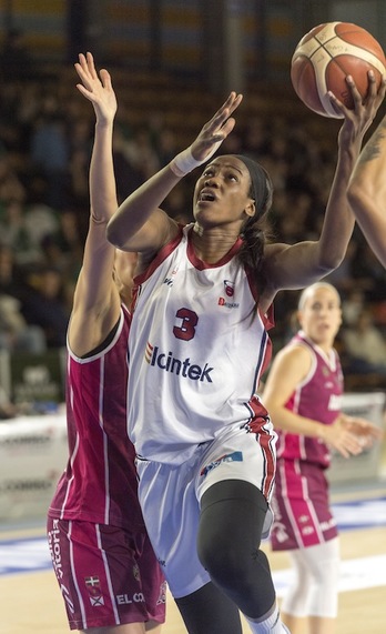 Una imponente Nogaye Lo ha abrumado con su talento en la zona de Araski. (Juanan RUIZ / FOKU)