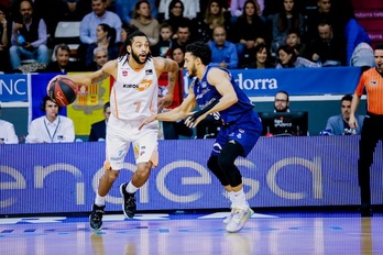 Solo Pierria Henry ha mantenido la calma y ha competido hasta el final, pese a la derrota final. (Albert MARTÍN / ACB PHOTO)