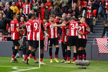 Jugadores del Athletic celebran el primer gol de Raúl García. (FOKU)