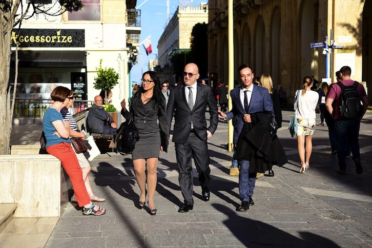 El magnate Yorgen Fenech (c) se dirige al juzgado, el pasado viernes, escoltado por su abogado, Gianluca Caruana Curran (d). (AFP)