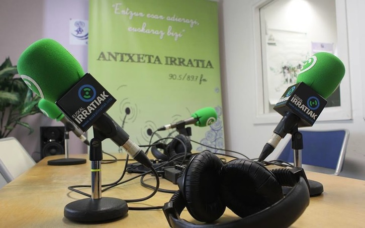 Antxeta2 emite en Antxeta2 emite en Bilbo (91.4 FM), Donostialdea (105.8 FM), Iruñerria (106.7 FM) y Gasteiz (90.5 FM). (ANTXETA IRRATIA)