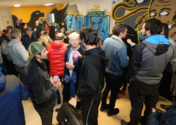 Adin guztietako jendea bildu zen azaroaren 30ean Hendaiako Enbata gaztetxearen irekiera ekitaldian. (Bob EDME)