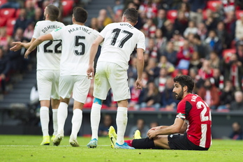 Raul García en el suelo tras el penalti por empujón del central del Granada. (Monika DEL VALLE / FOKU)