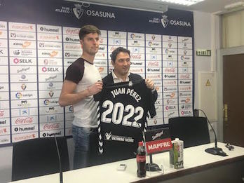 Juan Pérez y Braulio Vázquez posan con la camiseta del portero oscense. (N.M.)