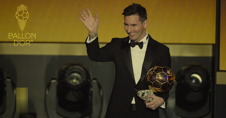 Leo Messi saluda al público con su sexto Balón de Oro. (FRANCE FOOTBALL)