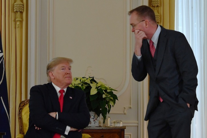Trump habla con su asesor Mick Mulvaney antes de una bilateral. (Nicholass KAMM/AFP)