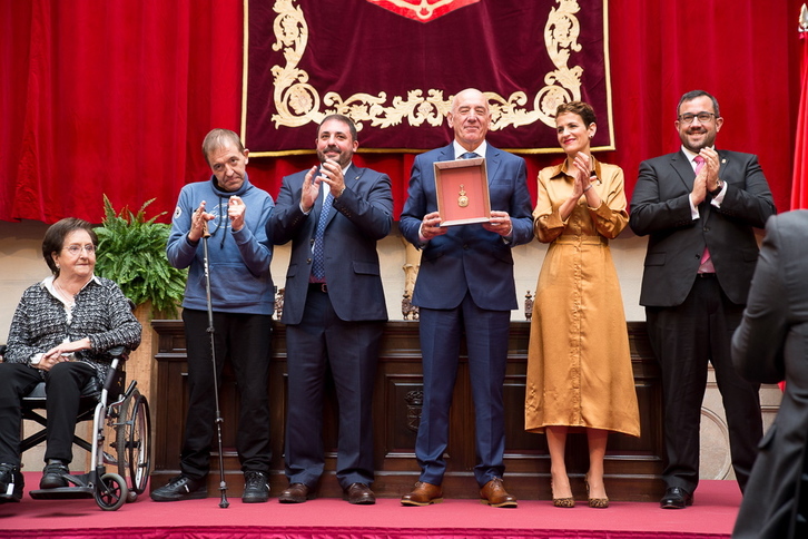 Chivite, haciendo entrega de la Medalla a Adacen. (Iñigo URIZ/FOKU)