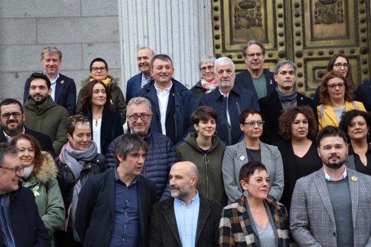 Los electos de los partidos de Llotja de Mar, posando juntos ante el Congreso español. (EH BILDU)