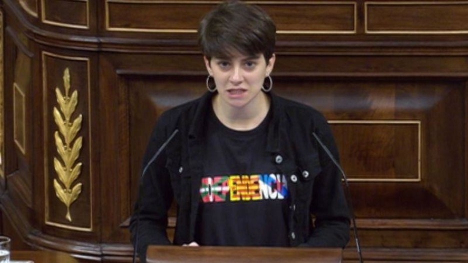Marta Rosique (ERC), reivindicando en la tribuna la independencia y la libertad de los presos.
