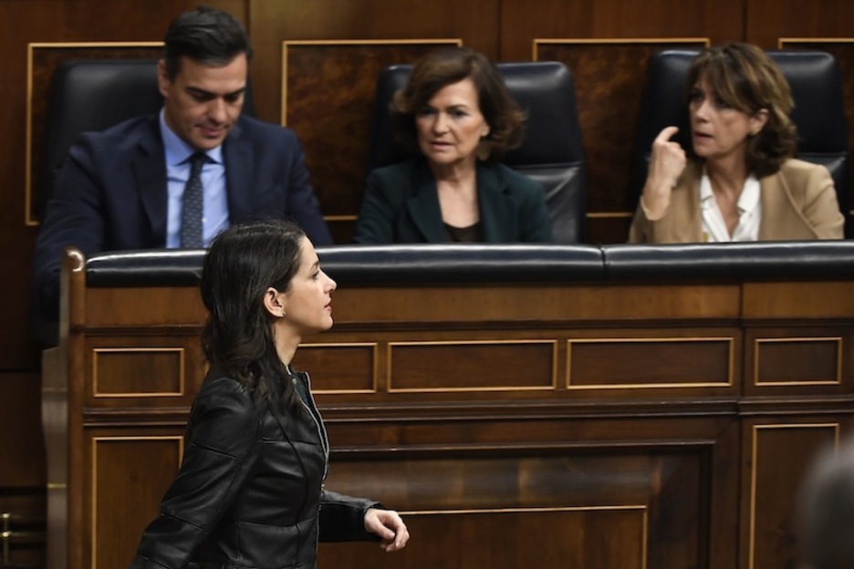 Inés Arrimadas ante Pedro Sánchez, al que ha propuesto reunirse. (Pierre Philippe MARCOU | AFP)