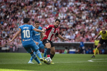 Beñat en el partido ante el Valencia en San Mamés. (Aritz LOIOLA / FOKU)