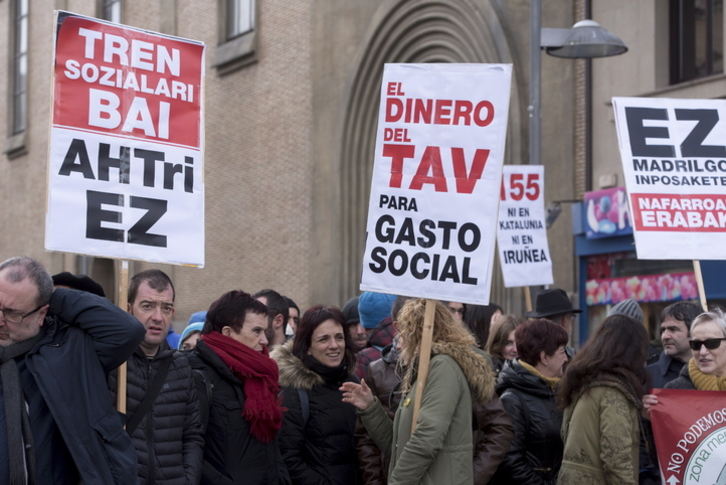 Protesta contra el TAV en Iruñea. (Iñigo URIZ/FOKU)