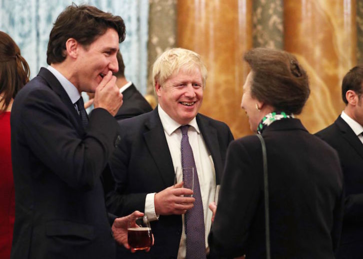 El primer ministro canadienise, Justin Trudeau y su homólogo británico, Boris Johnson, en la recepción en la que se burlaron de Trump. (Yui MOCK/AFP)