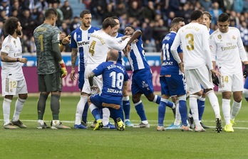 Vidal, en el suelo, tras la polémica jugada (Juanan RUIZ / FOKU)