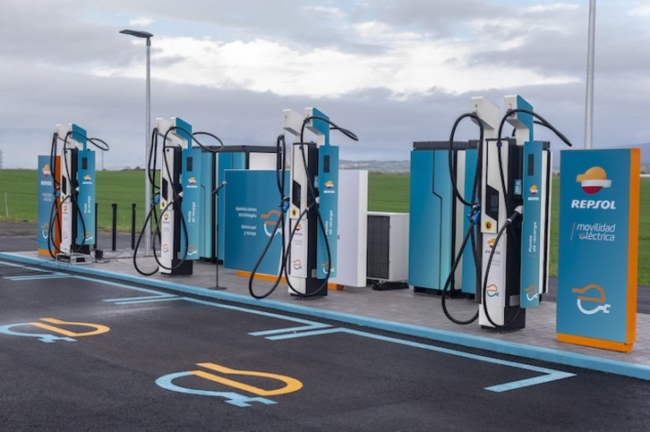 Inauguración el pasado abril en Gasteiz del primer punto de recarga ultra-rápida de vehículos eléctricos de la península Ibérica. (Jaizki FONTANEDA/FOKU)