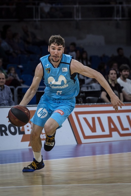 Dario Brizuela, artean Estudiantesen uniformea jantzita. (Endika PORTILLO / FOKU)