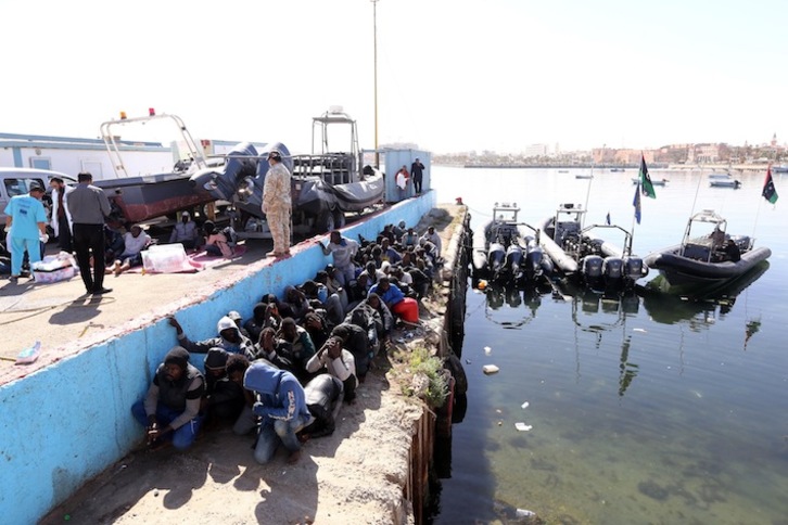 Imagen de archivo de un grupo de migrantes y refugiados rescatados en el mar y trasladados al puerto de Trípoli. (Mahmud TURKIA / AFP)