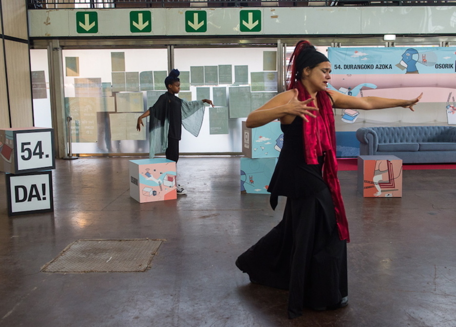 Arymux artistek eskaini dute irekierako ikuskizun laburra. (Marisol RAMIREZ/FOKU) Arymux artistek eskaini dute irekierako ikuskizun laburra. (Marisol RAMIREZ/FOKU)