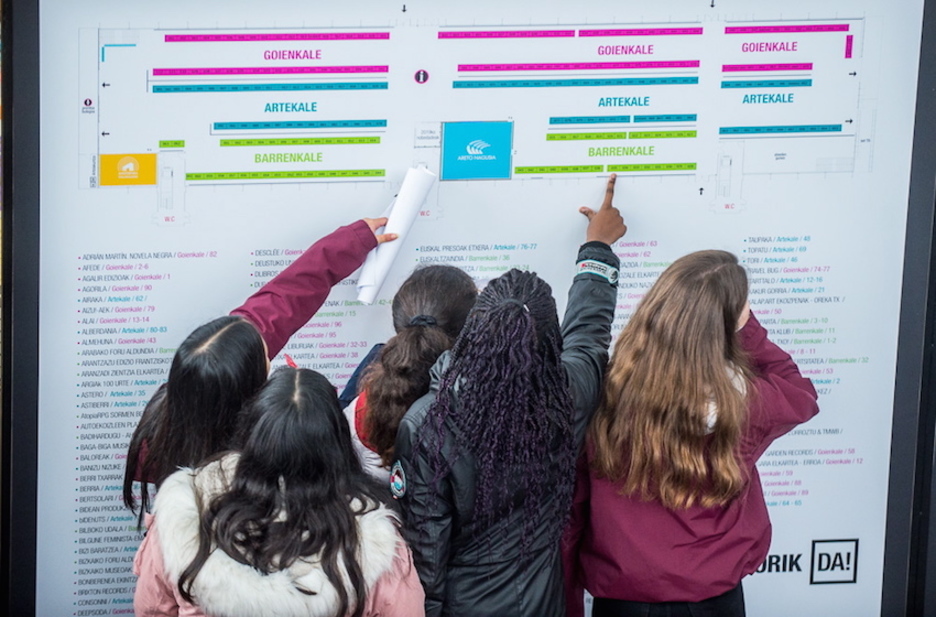 Ikasleak, Azokaren mapan begiratzen. (Marisol RAMIREZ/FOKU) Ikasleak, Azokaren mapan begiratzen. (Marisol RAMIREZ/FOKU)