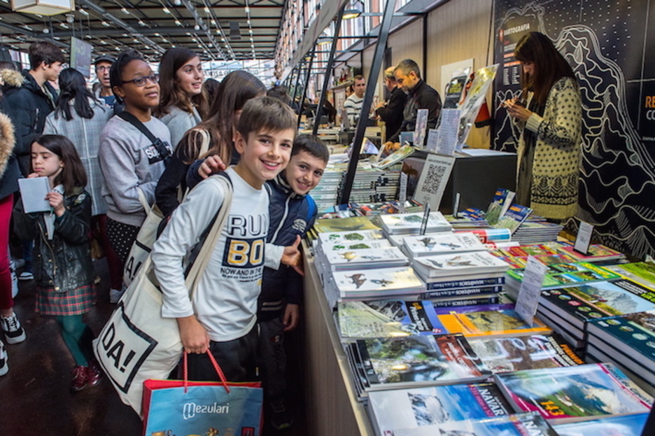 Mutiko hauek dagoeneko egin dituzte erosketak. (Marisol RAMIREZ/FOKU) Mutiko hauek dagoeneko egin dituzte erosketak. (Marisol RAMIREZ/FOKU)