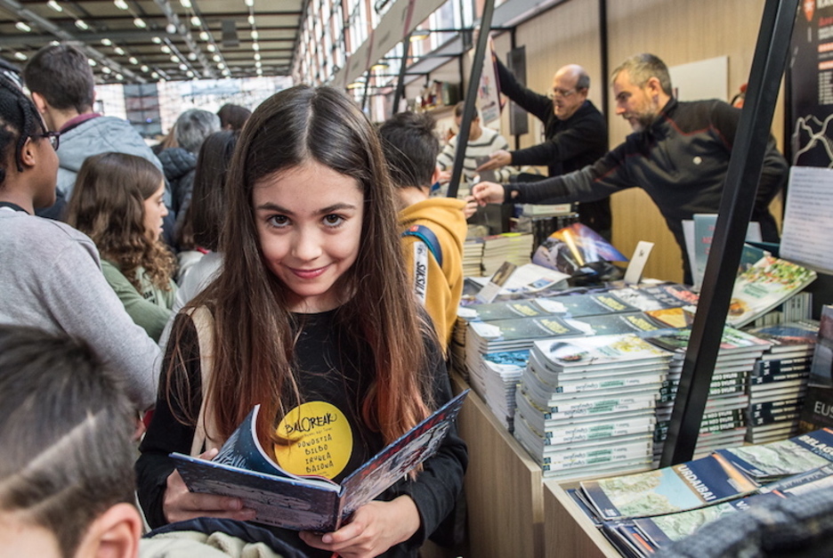 Pozik egindako erosketarekin. (Marisol RAMIREZ/FOKU) Pozik egindako erosketarekin. (Marisol RAMIREZ/FOKU)