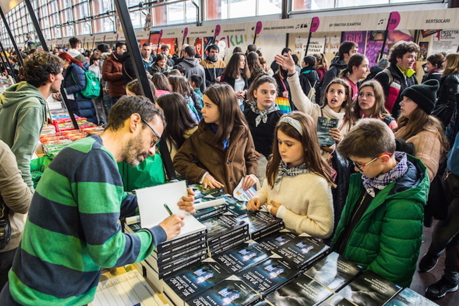 Ibon Martin, ‘El faro del silencio’ liburua sinatzen. (Marisol RAMIREZ/FOKU) Ibon Martin, ‘El faro del silencio’ liburua sinatzen. (Marisol RAMIREZ/FOKU)