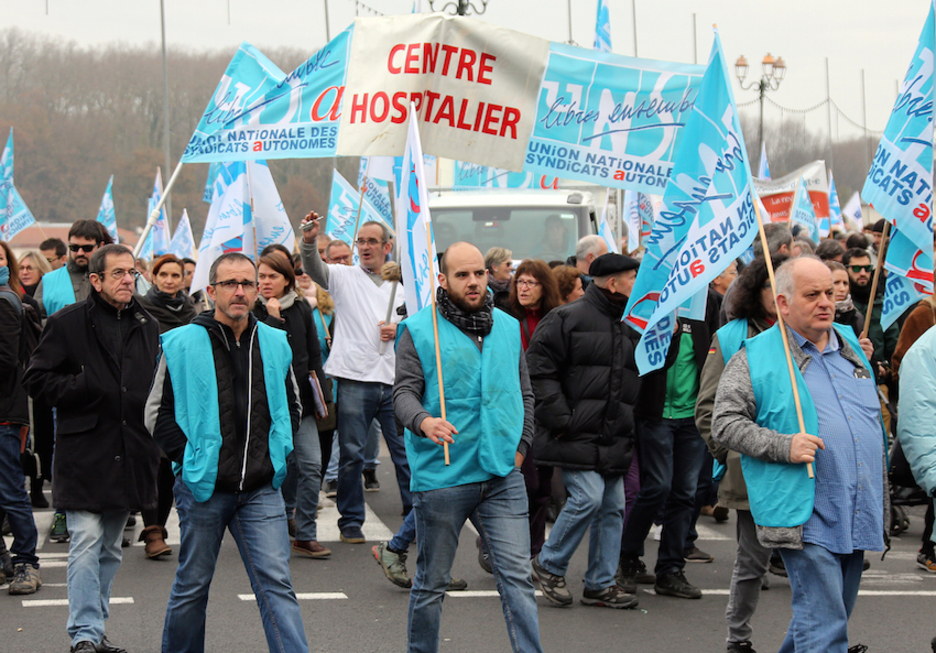 Le personnel hospitalier était également présent dans les rangs des manifestants contre la réforme des retraités annoncée par le gouvernement Macron. © Bob Edme