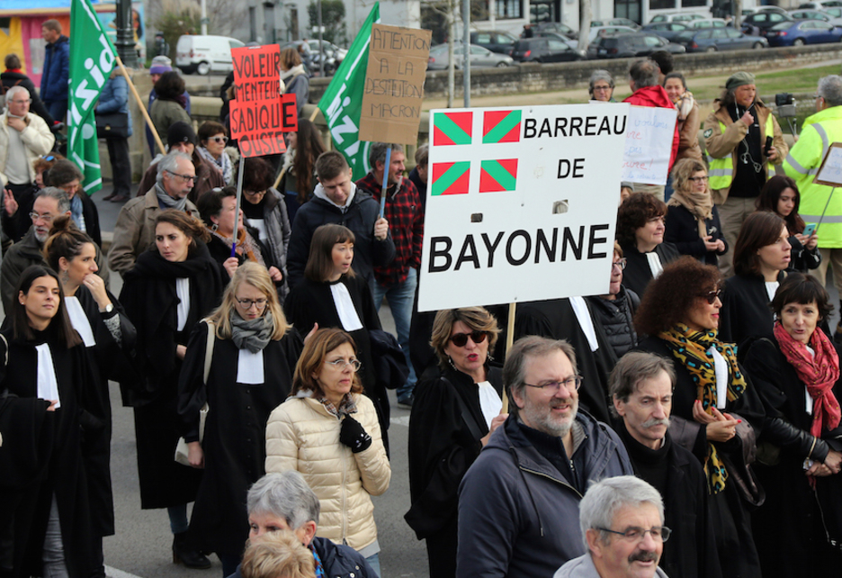 Les avocats du barreau de Bayonne ont aussi répondu présent et ont défilé aux côtés des autres manifestants. © Bob Edme