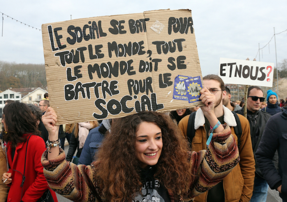 Le mouvement social de ce jeudi 5 décembre a rassemblé plus de 10 000 personnes dont des jeunes étudiants qui dénoncent un système de précarisation. © Bob Edme