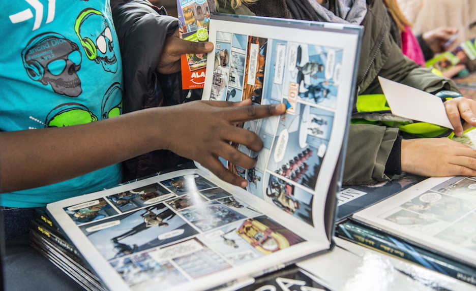 Gazte bat komiki bat begiratzen. (Marisol RAMIREZ/FOKU) Gazte bat komiki bat begiratzen. (Marisol RAMIREZ/FOKU)