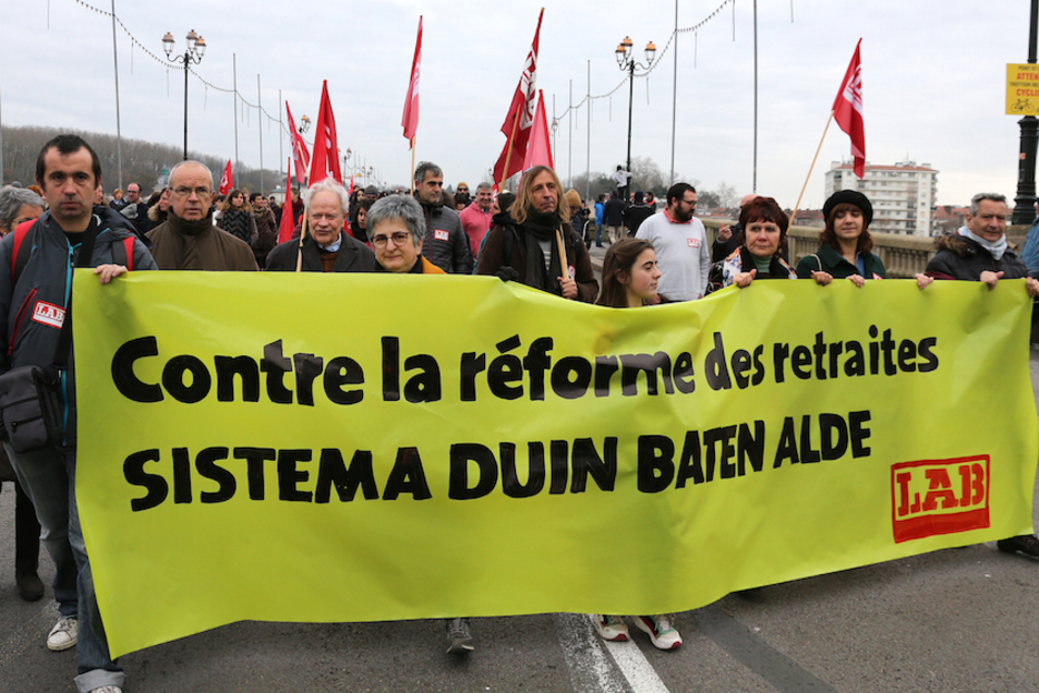 Les syndicats locaux avaient donné rendez-vous aux manifestants ce jeudi à 11 heures pour relier la Bourse du travail près de la gare de Bayonne et la mairie. © Bob Edme