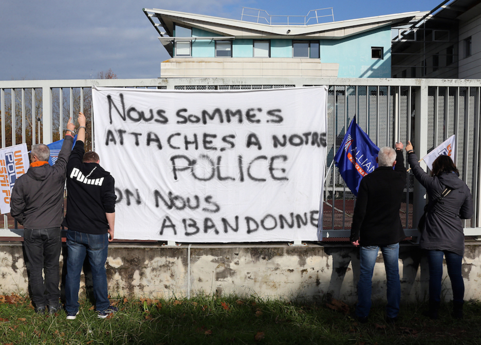 Les syndicats de la police ont également appelé à manifester ce jeudi 5 décembre. Quatre membres des différents syndicats de la police se sont symboliquement menottés à la barrière du commissariat de Bayonne en guise de protestation. © Bob Edme