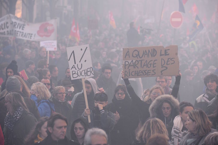 Manifestación en las calles de Burdeos. (NICOLAS TUCAT / AFP)
