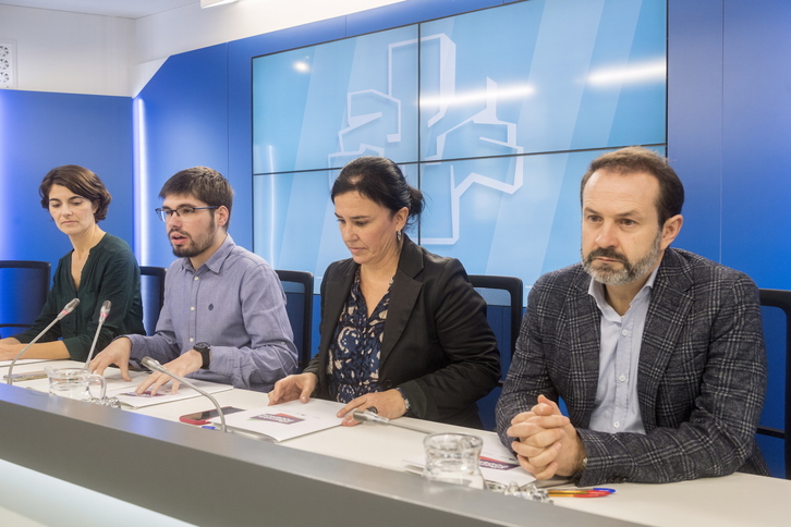 Representantes de Elkarrekin Podemos presentando el miércoles su preacuerdo con Lakua. (Juanan RUIZ/FOKU)