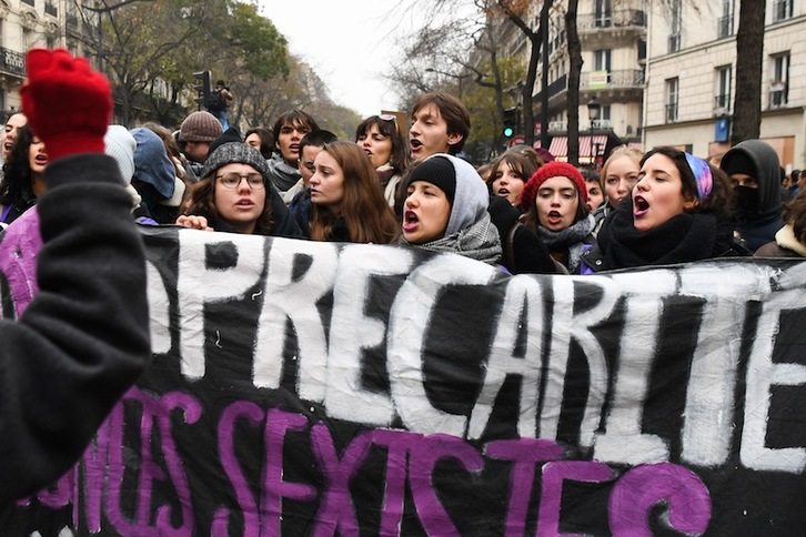 Jóvenes, en una de las protestas del jueves en París. (Alain JOCARD | AFP)