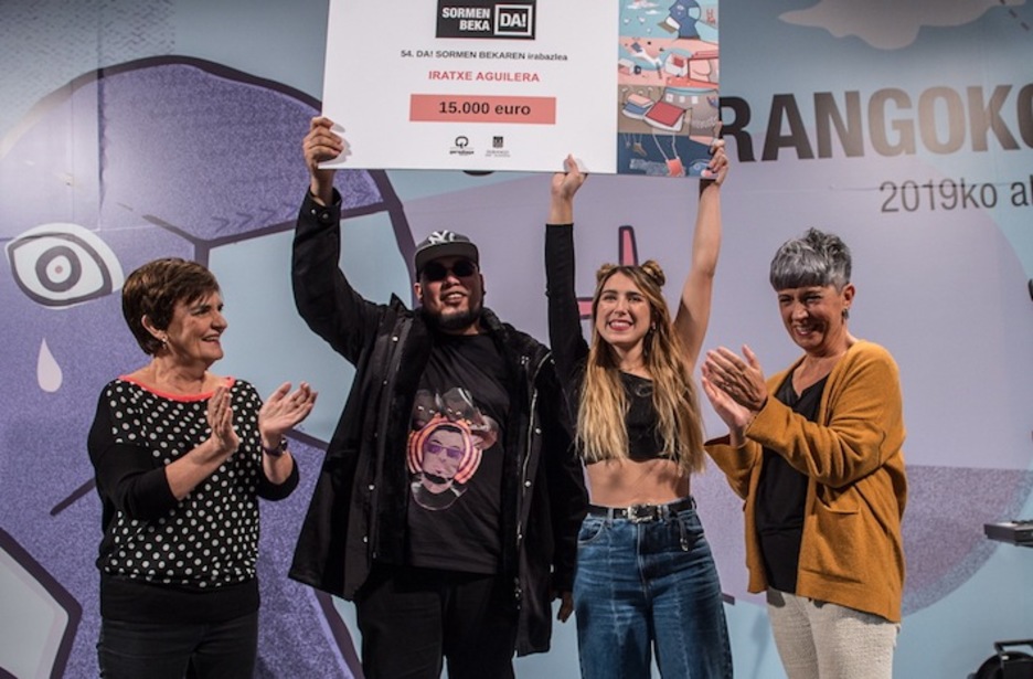Iratxe Aguilerarentzat izan da aurtengo Sormen Beka. 15.000 euro jasoko ditu hiri musika, euskara eta feminismoa lantzen dituen musikari gasteiztarrak. Iratxe Aguilerarentzat izan da aurtengo Sormen Beka. 15.000 euro jasoko ditu hiri musika, euskara eta feminismoa lantzen dituen musikari gasteiztarrak.