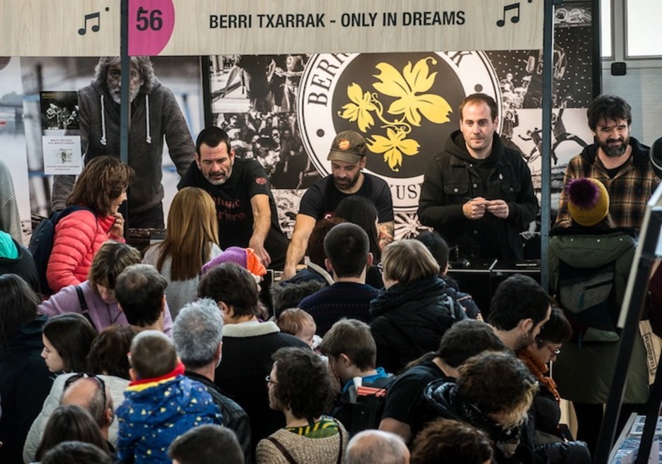 Berri Txarrak agurtzeko aukera ere bada Azokan. Argazki liburua sinatu eta sinatu ari dira. Berri Txarrak agurtzeko aukera ere bada Azokan. Argazki liburua sinatu eta sinatu ari dira.